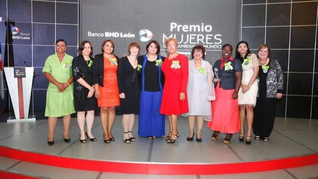 Finalistas y ganadoras del premio 'Mujeres que Cambian el Mundo' del Banco BHD León