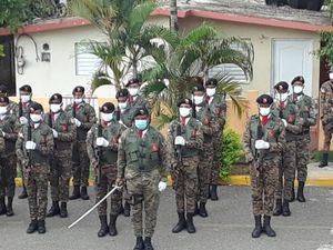 Miembros de la Guardia Nacional rinden honores militares de estilo al héroe General de División Francisco Antonio Salcedo.