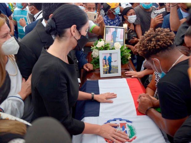 La primera dama, Raquel Arbaje, acudió este jueves al funeral de los tres bomberos que fallecieron cuando trataban de sofocar un incendio en La Vega.