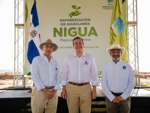 Ing. Martín Robles Morillo, ministro de Medio Ambiente, Orlando Jorge Mera, Dr. Bienvenido Santana Guillado Presidente del Consejo Directivo de la ETED.