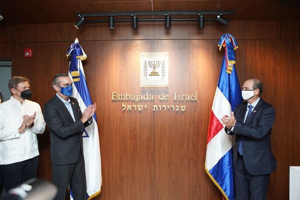 El presidente Luis Abinader, junto al Canciller Roberto Álvarez y el Embajador de Israel Daniel Biran  , develan la placa en la Embajada.