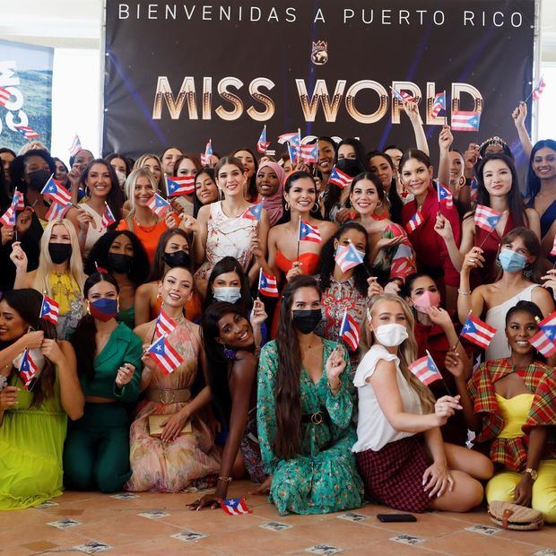 Las candidatas a Miss Mundo 2021 posan para una fotografía durante la ceremonia de bienvenida hoy en un lujoso hotel en Río Grande, Puerto Rico.

