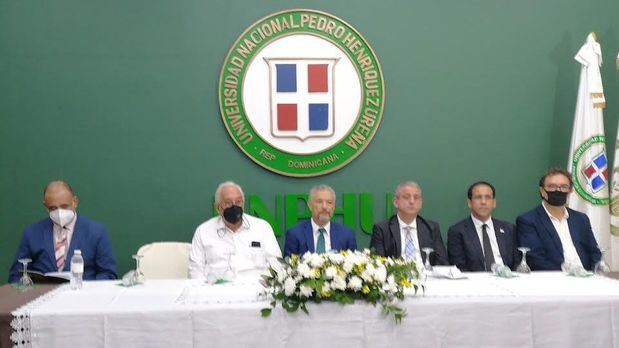 Integrantes de la mesa principal de la puesta en circulación del libro Derecho Administrativo,  en la Universidad Nacional Pedro Enríquez Ureña.