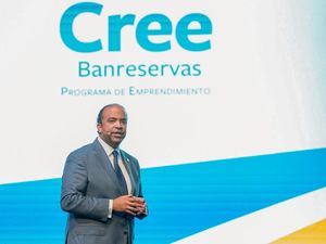 El administrador general de Banreservas, Samuel Pereyra, felicita a los participantes del programa de Pre Aceleración CREE Banreservas, durante el Demo Day, después de meses de desarrollo de los proyectos junto al Banco. 