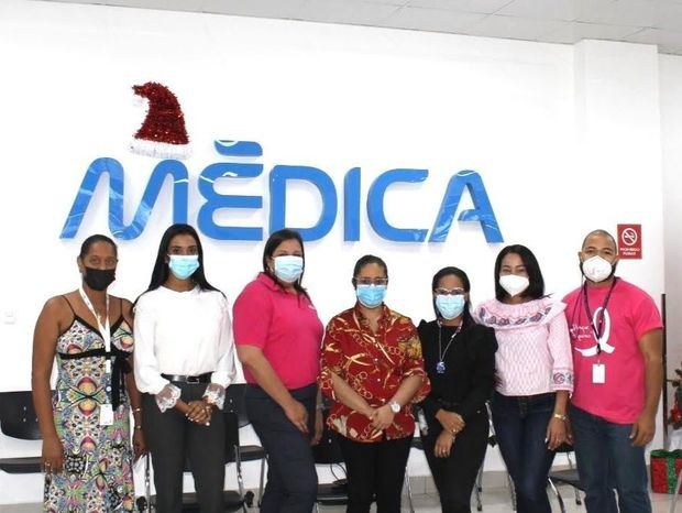 Participantes en la jornada de salud junto al personal que lidera Médica.