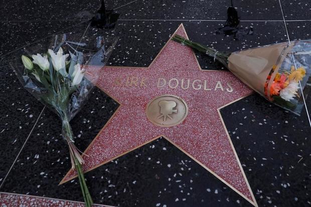 Las flores se colocan en la estrella de Hollywood del actor estadounidense Kirk Douglas en el Paseo de la Fama de Hollywood en Hollywood (California, EE. UU.). Según los informes de los medios, el actor estadounidense Kirk Douglas murió a la edad de 103 años el 5 de febrero de 2020. 