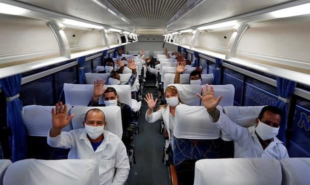 Un grupo de médicos fue registrado al posar para una foto de despedida, en el interior del ómnibus que los llevó al aeropuerto internacional José Martí con rumbo a Sudáfrica para colaborar allí en la lucha contra la pandemia de la COVID-19, en La Habana, Cuba.