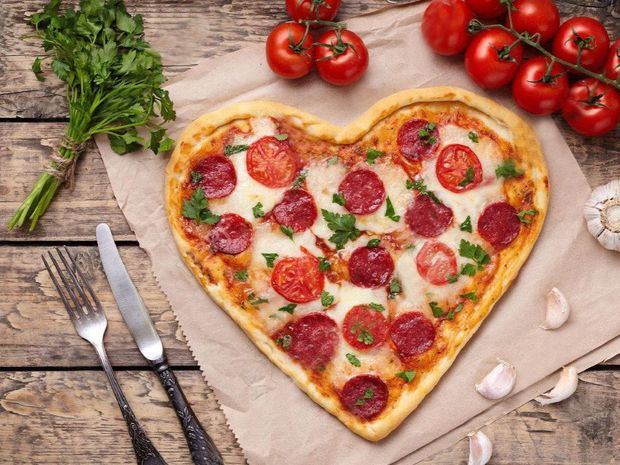 Pizza en forma de corazón para el día de San Valentín.