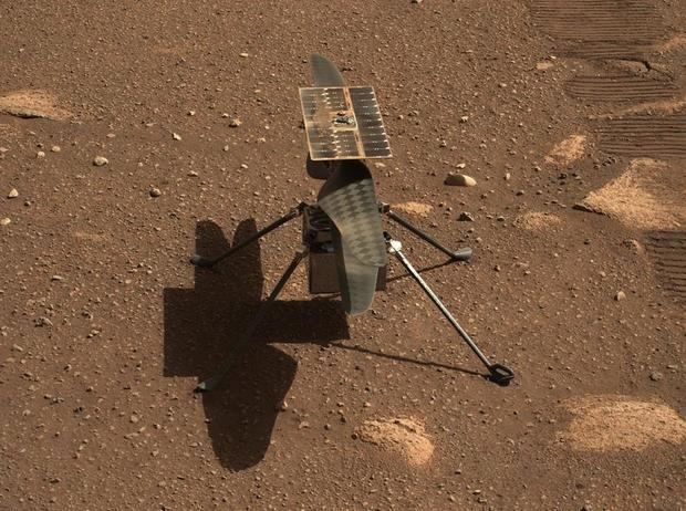 Fotografía cedida por la NASA donde se muestra un primer plano del helicóptero Ingenuity tomado desde el Mastcam-Z, un par de cámaras con zoom a bordo del rover Perseverance en Marte.