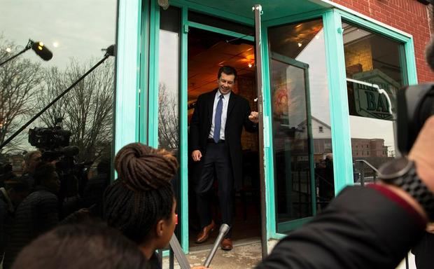 El exalcalde y candidato demócrata a la presidencia, Pete Buttigieg, a la salida de un café en el que mantuvo un encuentro con votantes de New Hampshire, EEUU. 