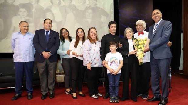 El presidente del Indotel, Nelson Arroyo, rindió homenaje a Anita Ontiveros 
en el Día Internacional de la Mujer.
