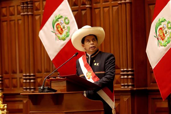 Fotografía cedida este miércoles por la Presidencia de Perú en la que se registró al mandatario Pedro Castillo, durante la ceremonia de investidura como nuevo presidente de Perú, en Lima (Perú). 