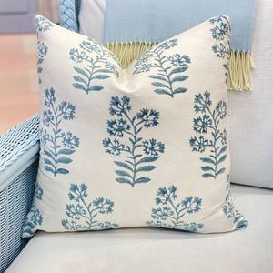 Cambia el estilo del sofá intercambiando el color y los estampados de los cojines 