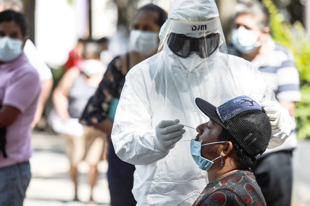 Trabajadores de Salud realizan pruebas de covid-19 hoy en Acapulco, estado de Guerrero, México.