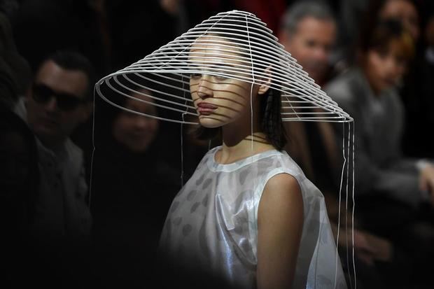Una modelo muestra un diseño del japonés Sstoshi Kondo para la firma Issey Miyake durante un desfile celebrado este domingo, en el ámbito de la Semana de la Moda de París, Francia.