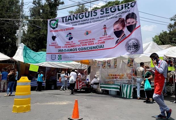 Un mercado popular callejero, que promueve las medidas de bioseguridad en medio de la pandemia del Covid-19, fue registrado este jueves en Ciudad de México.