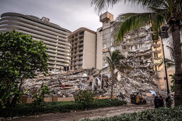 Fotografía general hoy, de los escombros del edificio de condominios de 12 pisos parcialmente derrumbado en Surfside, Florida, EE.UU.
