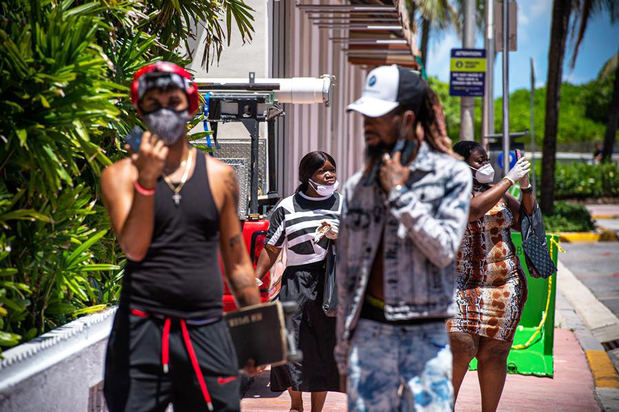Un grupo de personas pasean en South Beach, en Miami, Florida, EE.UU.