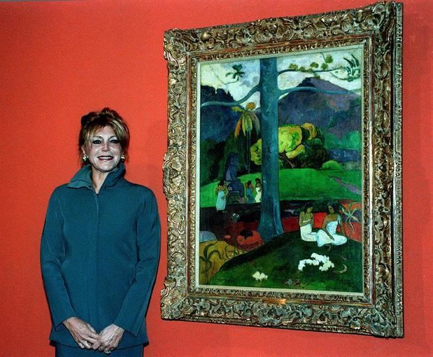 La baronesa Carmen Cervera, posa ante el cuadro de Paul Gauguin ''Mata Mua'.