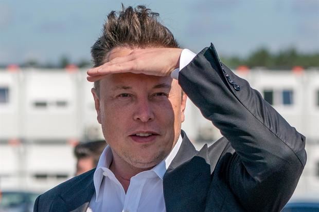 Fotografía de archivo fechada el 3 de septiembre de 2020 que muestra al director general de Tesla y SpaceX, Elon Musk, mientras llega al sitio de construcción de la Giga Fábrica Tesla en Gruenheide, Alemania.