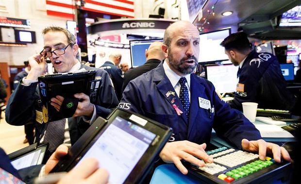 Intermediarios financieros observan el desarrollo del mercado en la Bolsa de Nueva York, Estados Unidos.