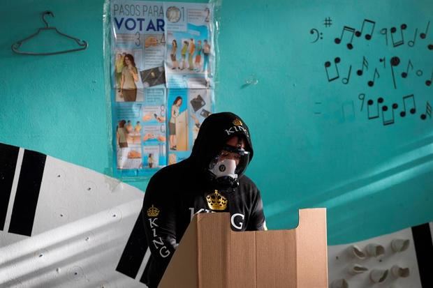 Imagen de archivo de un hombre en las elecciones municipales, en Santo Domingo, República Dominicana.