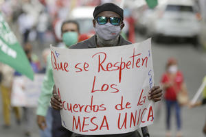 Un hombre sostiene un cartel de protesta que pide respetar los acuerdos de la mesa de diálogo durante una jornada de protestas contra el Gobierno, hoy, en Ciudad de Panamá, Panamá.