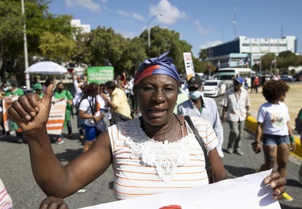 Una mujer participa en una marcha hacia el Congreso Nacional con motivo del Día Internacional de la Mujer, en Santo Domingo, República Dominicana.