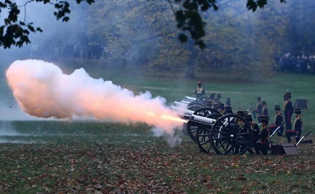 La Artillería Real a Caballo efectuó 41 rondas de salvas de cañón desde Green Park a medio día, en el centro de la capital. 