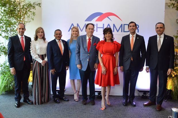Miembros del Consejo Directivo de AMCHAMDR junto a la Embajadora Bernstein y su familia.