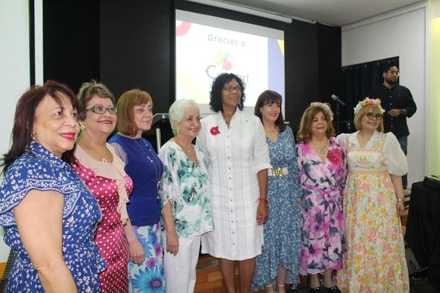 Luisa Gil, Verónica Sención, Francia de Pérez, Margarita Mendoza,
Evelyn Rojas, Yanira Fondeur, Mildred de Sánchez y Rommy Grullón.