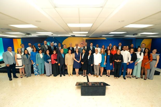 Excelencia Popular colabora actualmente con 23 instituciones académicas
aliadas. En la foto, ejecutivos del Banco Popular, encabezados por su presidente ejecutivo,
señor Christopher Paniagua, junto a autoridades académicas.