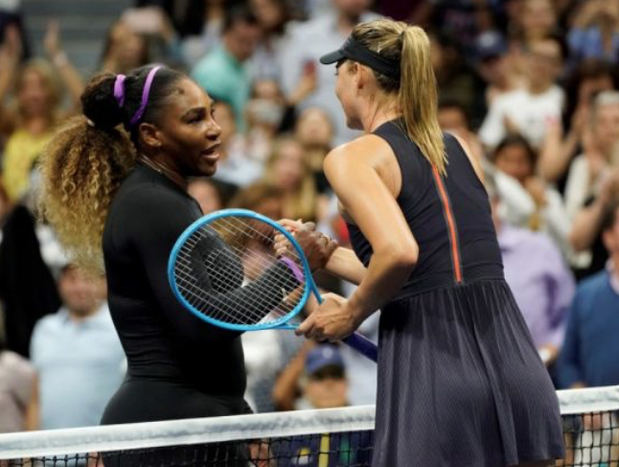 Serena Williams de los EE. UU. y Maria Sharapova de Rusia se dan la mano en la red después de su partido el primer día del Campeonato Abierto de Tenis de EE. UU. En el Centro Nacional de Tenis de la USTA en Nueva York.