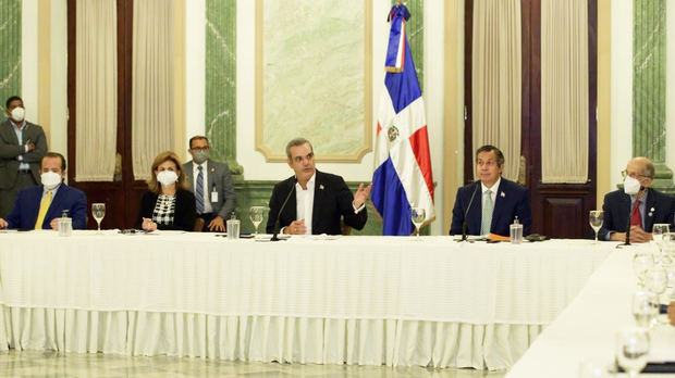 Presidente Abinader en un encuentro histórico con miembros del Consejo Nacional para el Cambio Climático.