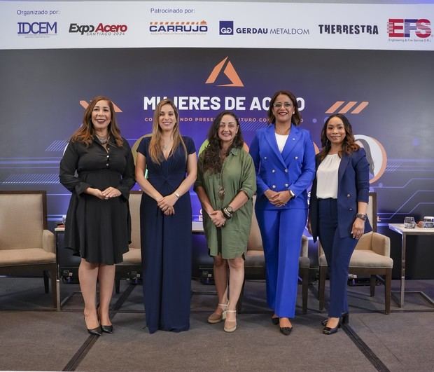 Grisbel Medina, Annerys Meléndez, María Isabel Serrano,  Yanawalka Roa Sena y Nicauris García.