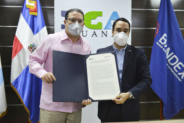 Eduardo Sanz Lovatón y Juan Mustafá Michel, durante la firma del acuerdo entre la DGA y Bandex.