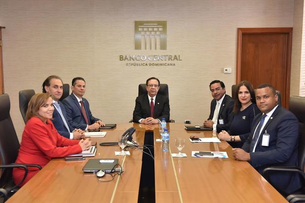 El gobernador del Banco Central de la República Dominicana BCRD, licenciado Héctor Valdez Albizu, recibió al director ejecutivo del Centro de Exportación e Inversión de la República Dominicana, CEI-RD, ingeniero Marius de León, junto a otros miembros de su equipo.