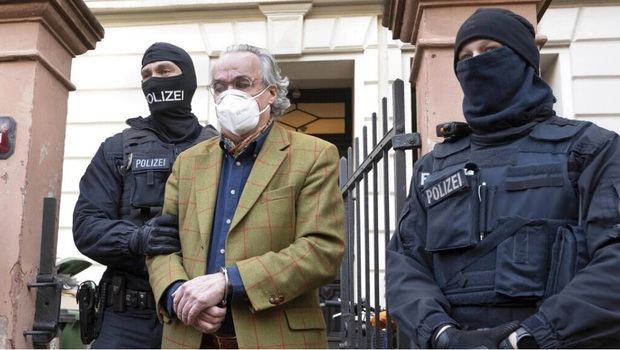 os detenidos, integrantes del grupo “Reichsbürger” (Ciudadanos del Reich), son considerados por los acusadores como sospechosos de “haber hecho preparativos concretos para que un pequeño grupo armado ingresara y se tomara violentamente el Bundestag, la cámara baja del Parlamento”.