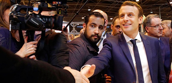 Emmanuel Macron y el grardespalada Benalla