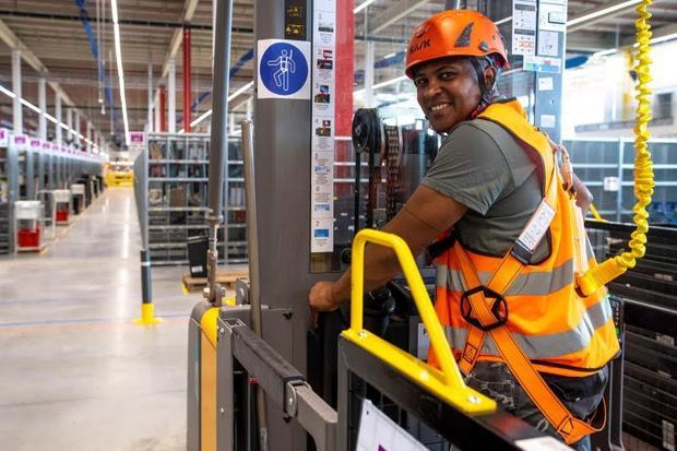 Un empleado trabaja en el centro logístico de Amazon en Illescas, Toledo. 