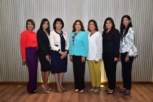 Torvalda Rosario, Verónica Núñez, Dolly Nin, Fior Rodríguez Ranucoli, Raysa Mejía de Robles, Margarita Feliciano y Amanda Adames.