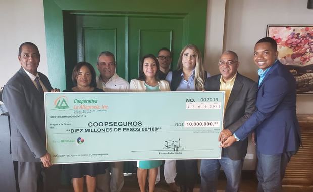 Rafael Narciso Vargas, presidente de Cooperativa La
Altagracia Inc. entrega el cheque de 10 millones de pesos a
los ejecutivos de Coopseguros.