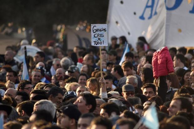 Una multitud espera a los precandidatos Alberto Fernández (presidente) y Cristina Fernández de Kirchner (vice) en el acto de cierre de campaña de cara a las elecciones Primarias, Abiertas, Simultáneas y Obligatorias (Paso) del próximo 11 de agosto.