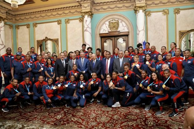 Atletas que compitieron en los Juegos Panamericanos en su visita al Palacio Nacional.