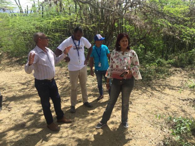 Autoridades del IAD y personal proyecto Resiliencia a la Sequía en la laguna de la comunidad Los Copeyes