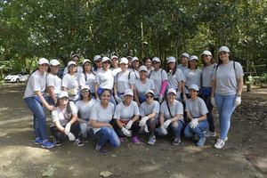 Voluntariado Avon acondiciona más de 2,000 árboles en Villa Altagracia