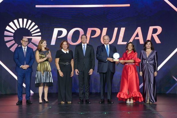 El señor Luis E. Espínola, vicepresidente ejecutivo de Negocios Empresariales y de
Inversión del Banco popular Dominicano, recibió el reconocimiento. Le acompañan en la foto,
de izquierda a derecha, los señores Edgar del Toro, Anyarlene Bergés, Lourdes Ogando, Karel
Castillo, Roselyn Amaro y Elsa Brache.