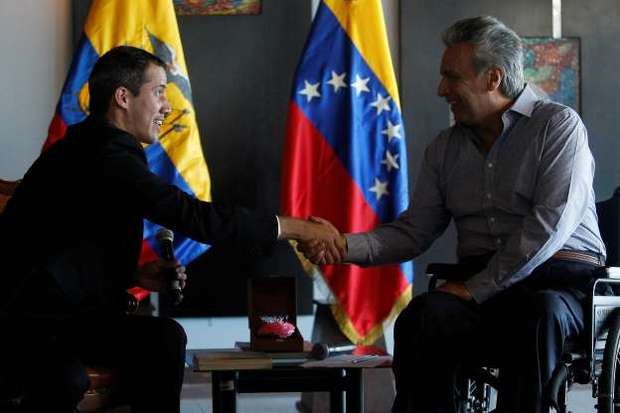 El presidente Lenín Moreno saluda a Juan Guaidó. 