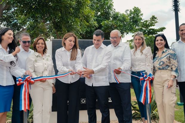 Corte de cinta inaugural, encabezado por la alcaldesa del Distrito Nacional, Carolina
Mejía y el presidente ejecutivo del Banco Popular, Christopher Paniagua.