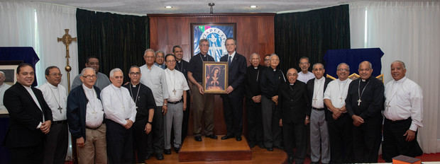 El presidente del Grupo Popular, Manuel A. Grullón, hizo entrega del primer ejemplar a Monseñor Diómedes Espinal de León, obispo de la Diócesis de Mao-Montecristi y presidente de la Conferencia del Episcopado Dominicano. 